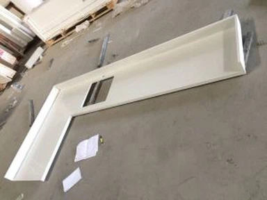 Bijeli kvarcni sto na vrhu kuhinje