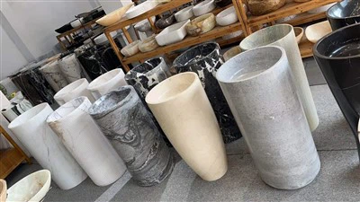 Plavi mramorni sudoper